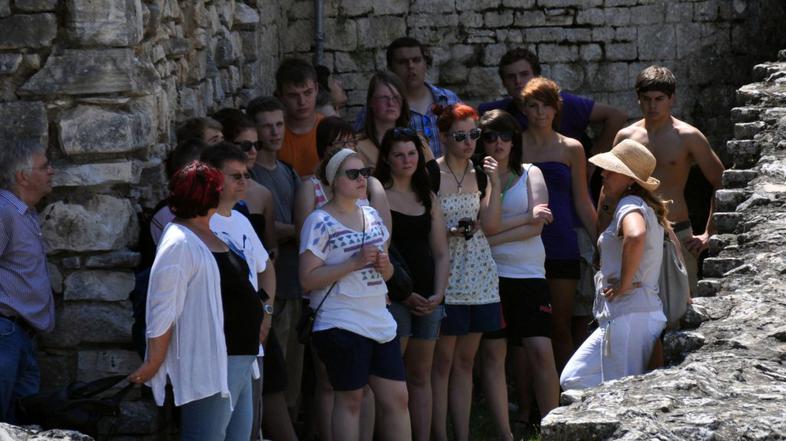 Turisti v senci v Puli