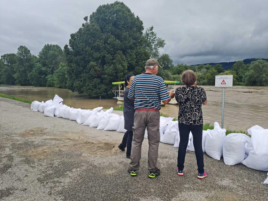 nameščanje protipoplavnih vreč v naselju Mostec pri Savi pred mejo s Hrvaško | Avtor: Žurnal24 