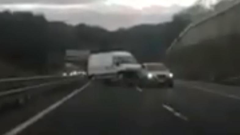 Avto s prikolico, na kateri je kombi, obrnilo okrog