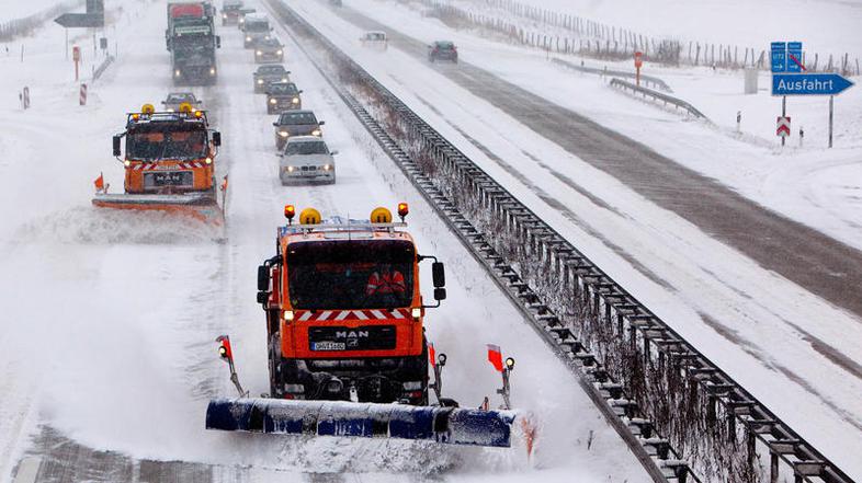 sneg Nemčija pokrajina promet ceste plugi