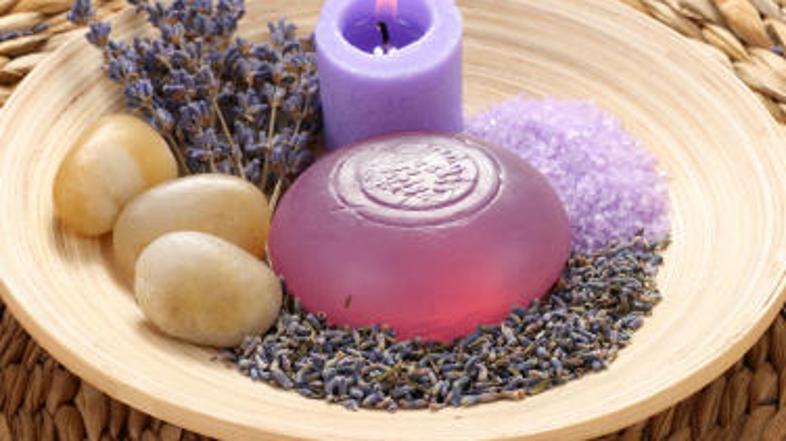 Sveča z vonjem po sivki poskrbi za vonj po Provansi.