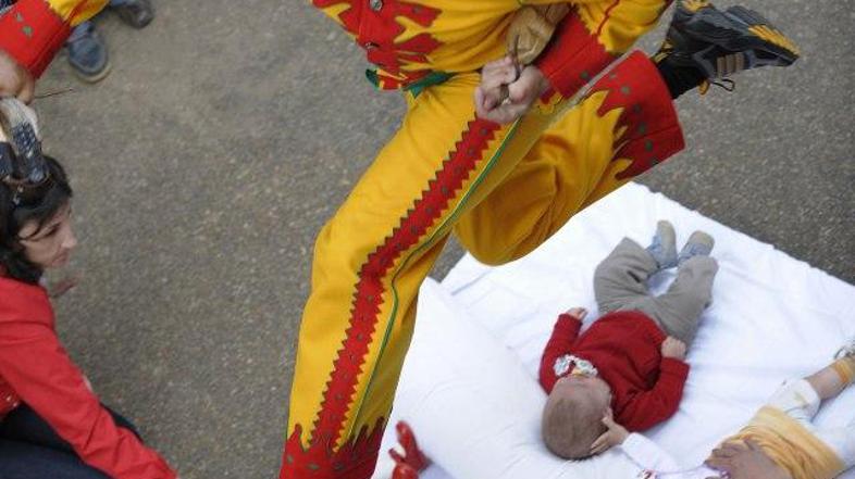 Hudič skače čez nič hudega sluteče otroke.