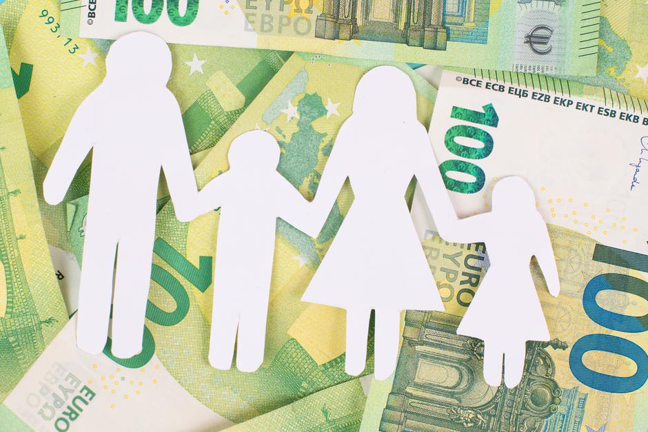 Družina iz papirja na bankovcih evri | Avtor: Profimedia