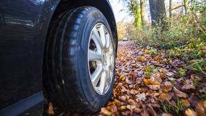 Vožnja, jesen, gume, pnevmatike, vulkanizerstvo