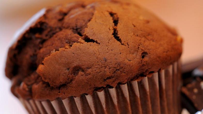 Modelčke obložite tudi s papirčki za mafine. (Foto: Shutterstock)