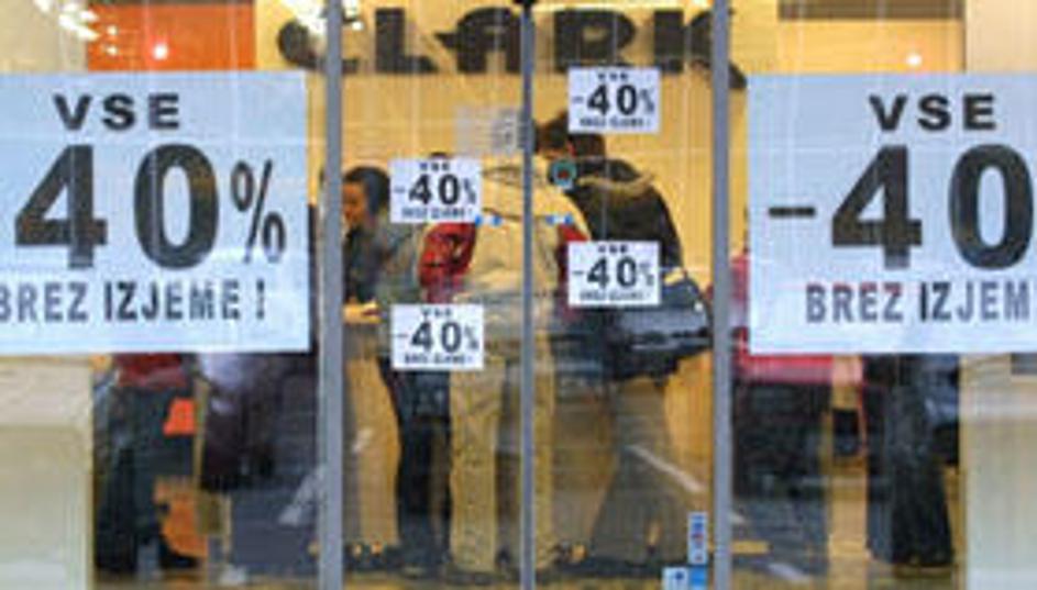 Enotni datum začetka razprodaj trgovcem ustreza; zaradi marketinškega učinka, ki