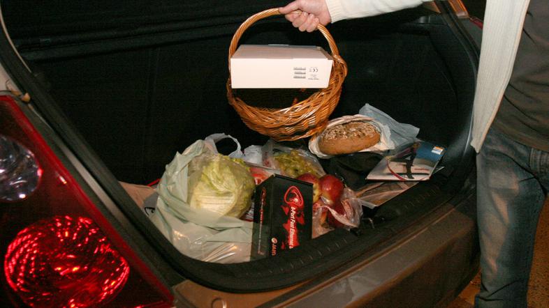 Bolnike je napotil, naj mu darila nosijo kar v avto.