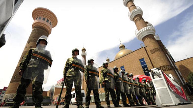 Kitajske oblasti so uvedle strog nadzor v mestu Urumqi, ki je središče spopadov.