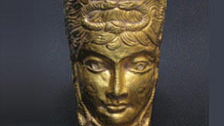 Zlata čaša, ki so jo poznavalci uvrstili v tretje stoletje pr. n. št., je na dra