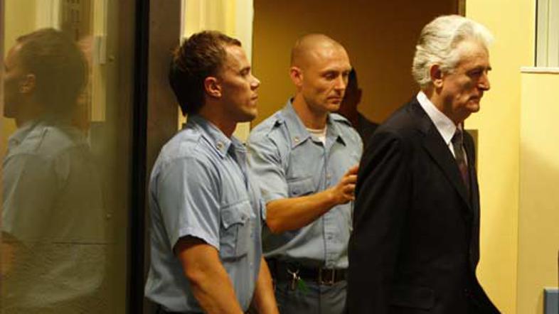 Karadžić zahteva prekinitev sojenja.