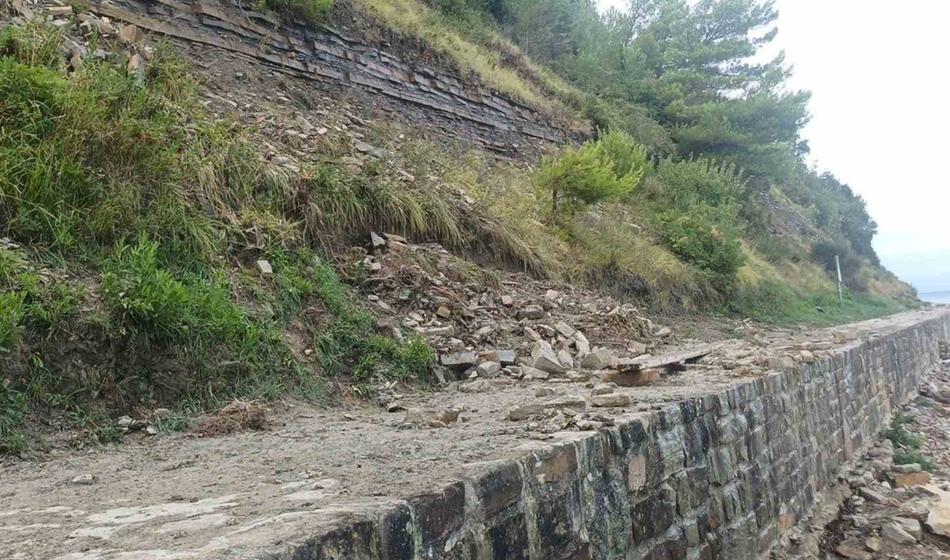 Zasulo priljubljeno pešpot na Obali