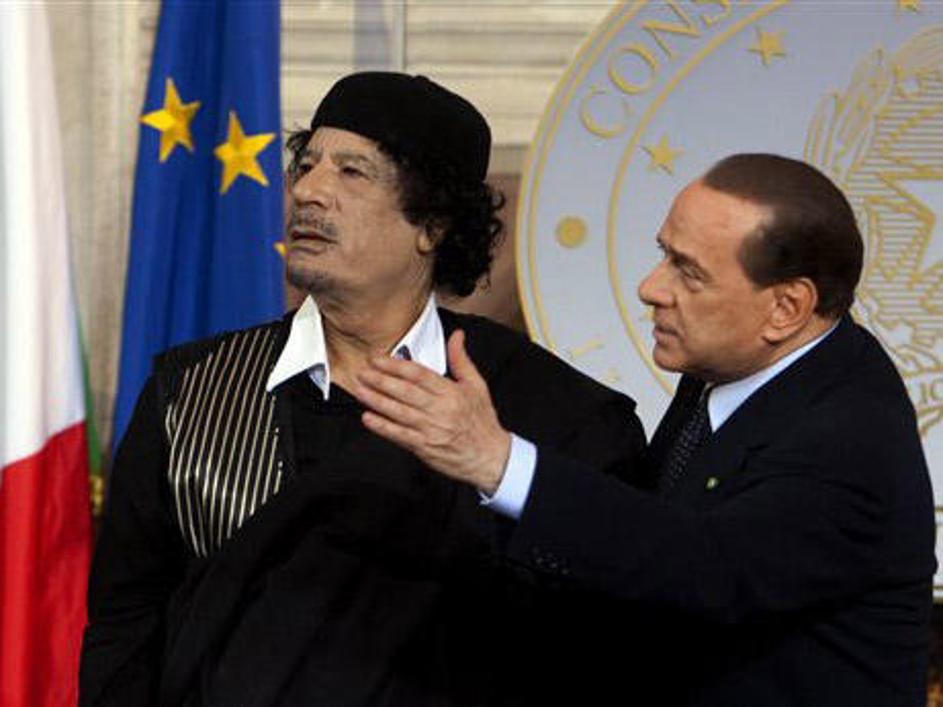 Gadafi je včeraj v pogovoru prijatelju Silviu Berlusconiju zatrdil, da je Libija