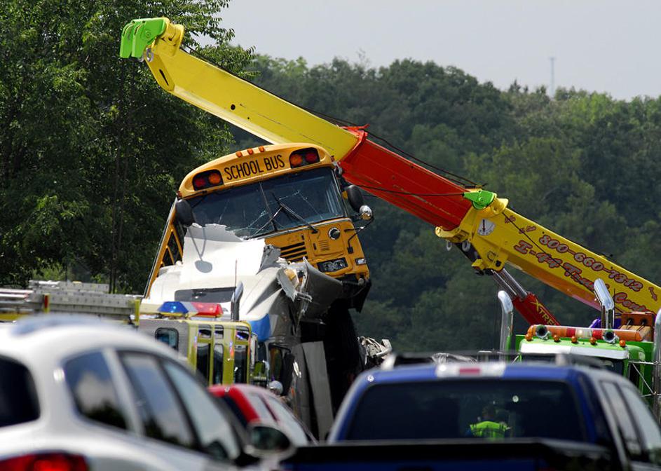 NESREČA, TOVORNJAK, AVTOBUS, ZDA