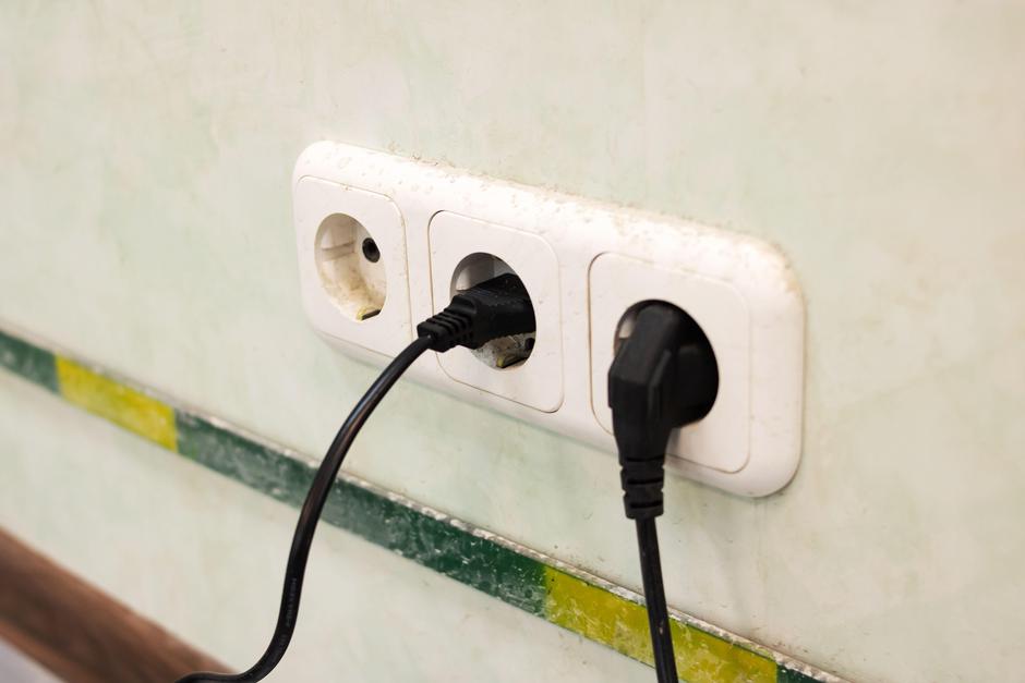 Vtičnica, denar, elektrika | Avtor: Profimedia