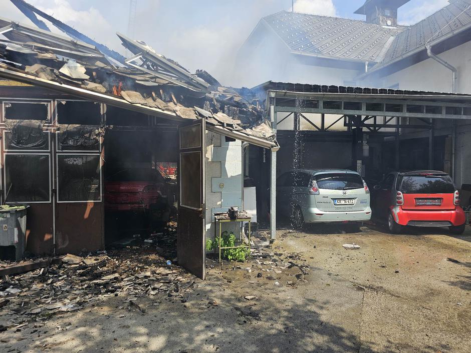 Požar v nekdanjem poslopju Metron | Avtor: PGD Kropa