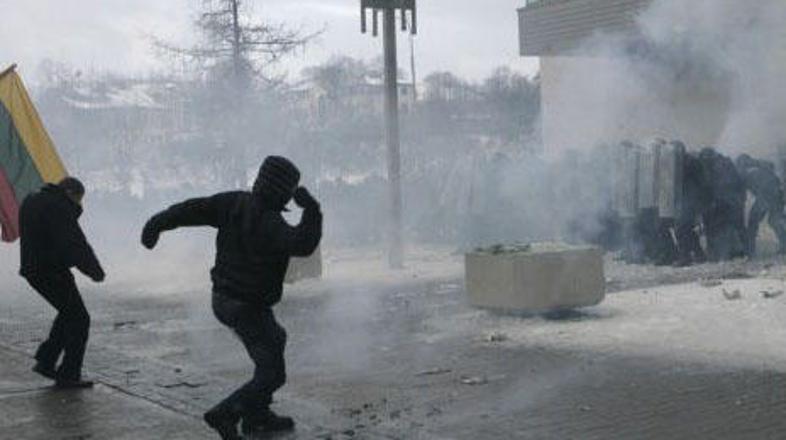 V stavbo parlamenta so med drugim letela tudi jajca.