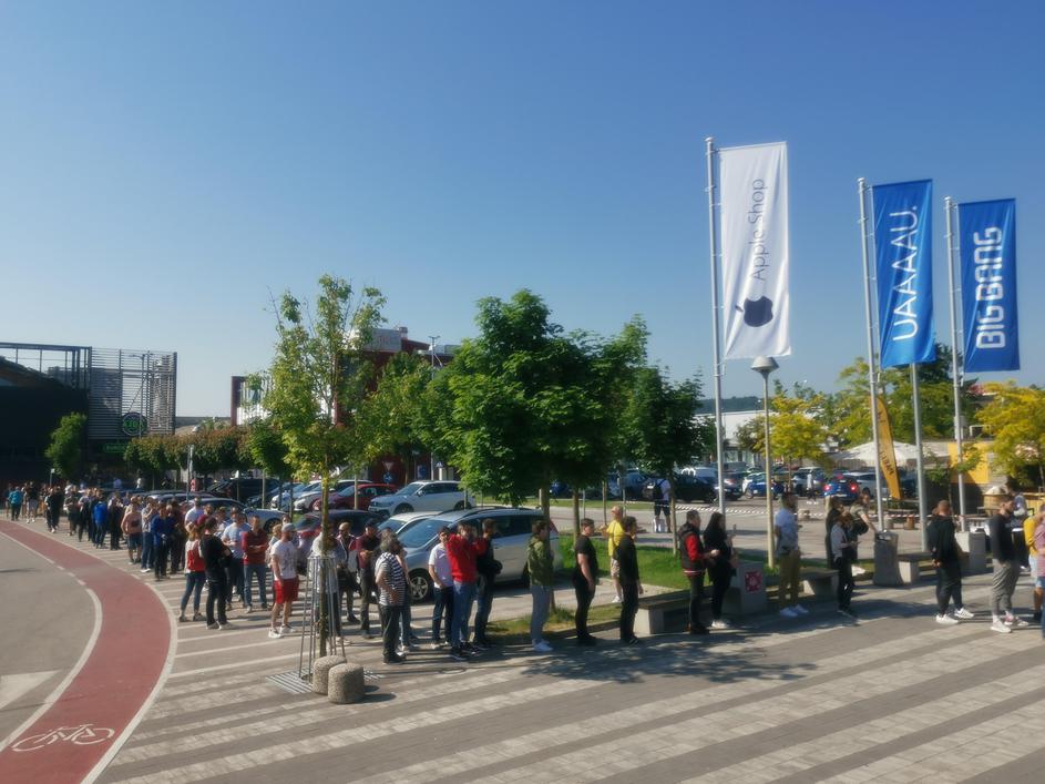 Gneča pred trgovino Big Bang