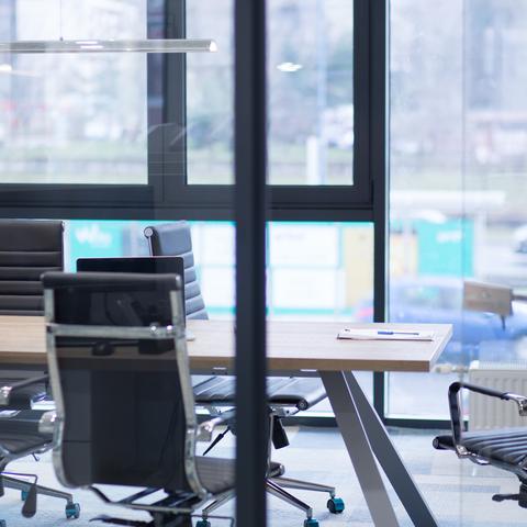 Prazni stoli v pisarni