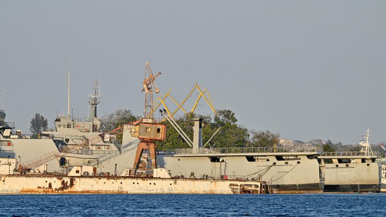 ladje kubanske obalne straže v pristanišču v Havani