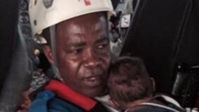 Reševalec in preživeli otrok