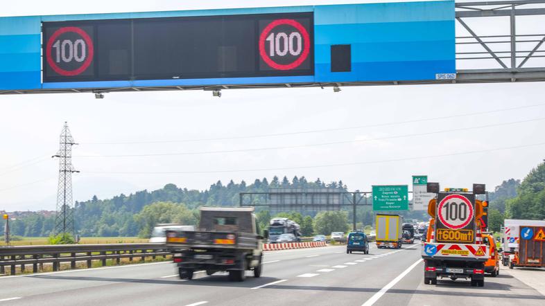 DARS avtocesta hitrost opozorilna tabla omejitev promet