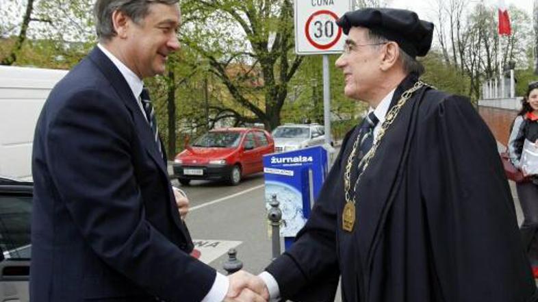 Türk (na sliki z dekanom pravne fakultete Rajkom Pirnatom) opozarja, naj državni