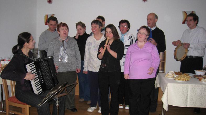 Stanovalci so obiskovalcem s pesmijo izrekli dobrodošlico ter jim razkazali pros