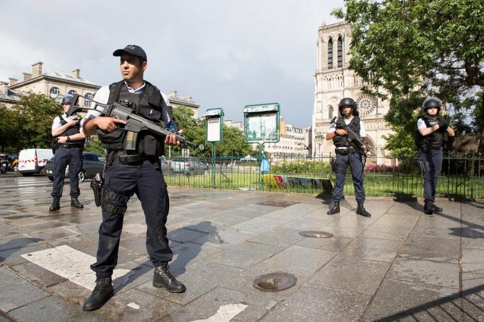 Napad pred Notre Dame