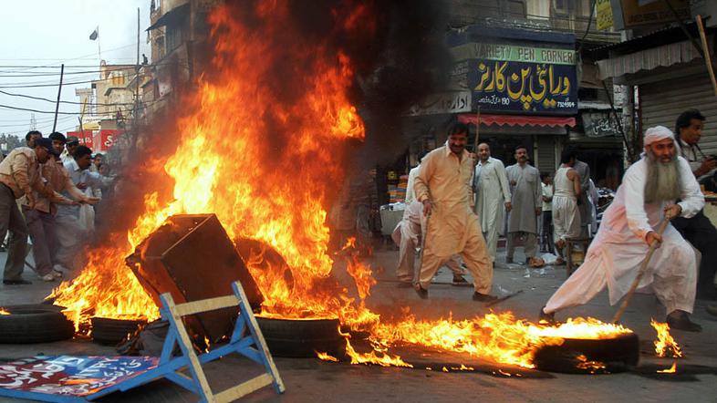 Po smrti Benazir Buto 27. decembra 2007 je Pakistan preplavilo nasilje, v katere