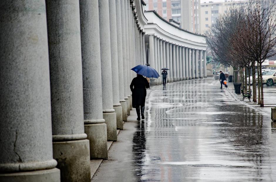 moški na ulici v dežju | Avtor: Profimedia