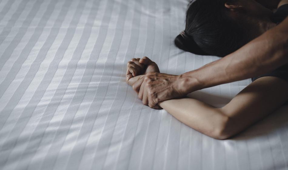 Šved prodajal svojo lastno ženo, vpletenih najmanj 100 moških