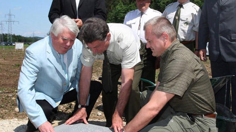 Na položitvi temeljnega kamna za azil so bili občinski vrh in bodoči najemniki p