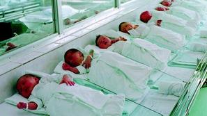 Novorojencem v zagrebški porodnišnici sta se pridružili hčerki 13-letne matere.