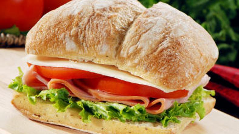 Enako okusnega, a bolj zdravega pripravite s polnozrnato štručko.