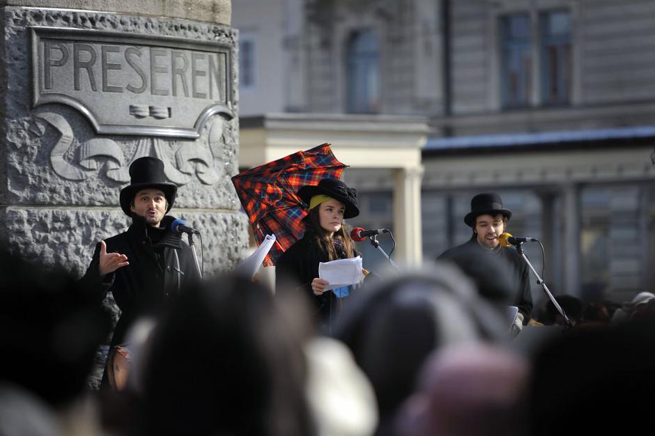 Branje poezije na Prešernovem trgu v Ljubljani. | Avtor: Anže Petkovšek