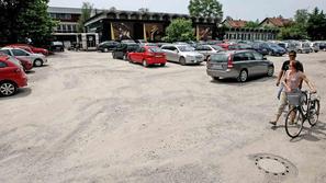 Po ureditvi makadamskega parkirišča ob Kranjčevi ulici bosta postavljeni tudi za
