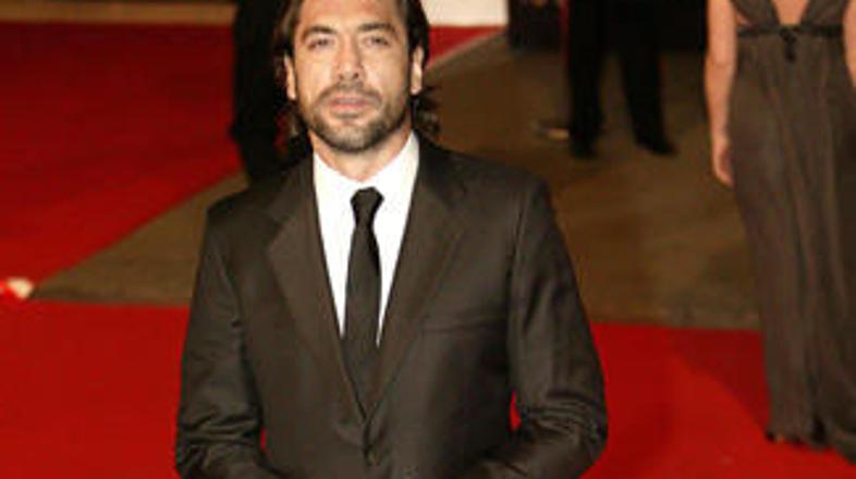 Javier Bardem meni, da bi bil Brad Pitt seks simbol, tudi če bi delal v pisarni.