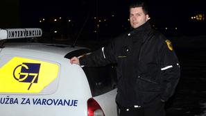 Po besedah varnostnika so policisti brezdomca, preden je poskušal storiti samomo