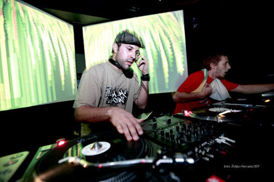 Ob 2. zjutraj smo imeli čast poslušati ekskluzivnih top deset boben-bask, za kat