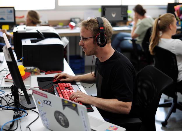 Delavci v pisarni, moški s slušalkami