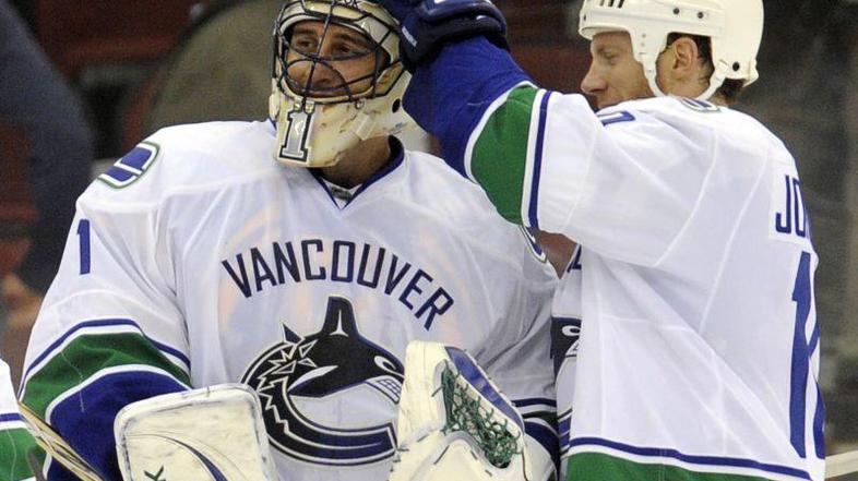 Roberto Luongo bije boj z Martinom Brodeurjem za mesto prvega vratarja kanadske 
