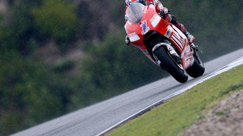 Casey Stoner je z najhitrejšim nedeljskim časom napovedal boj za ubranitev naslo