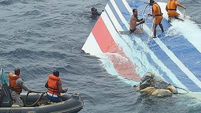 V tednih po nesreči so v morju našli le 50 trupel potnikov in več sto delov leta