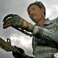 Kitajec, ki si je sam izdelal roke iz odpadnih kovin.