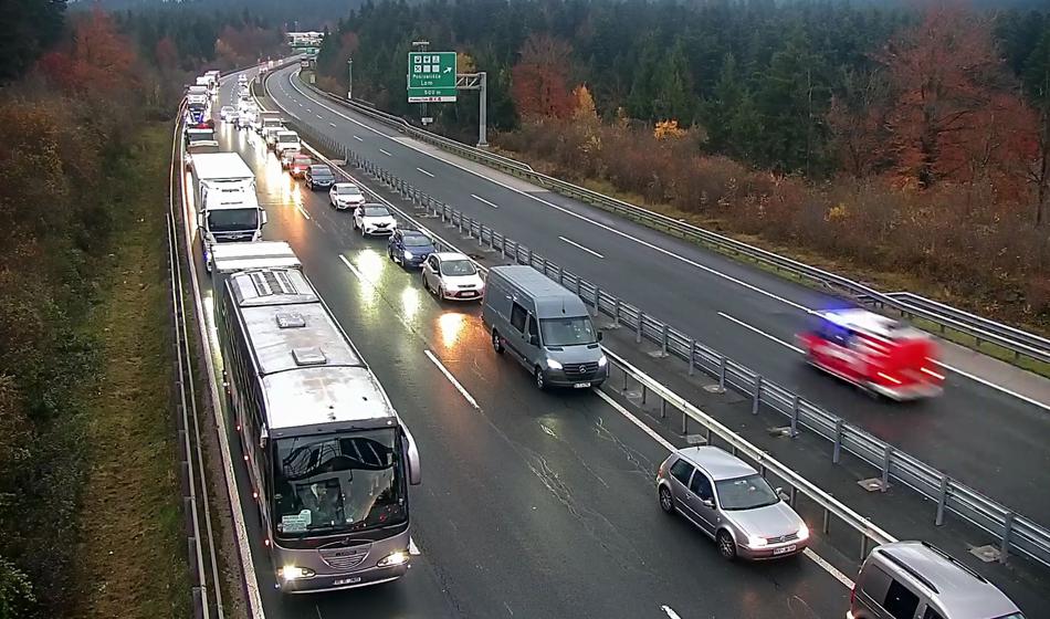 Tragedija na avtocesti, stekel je na vozišče