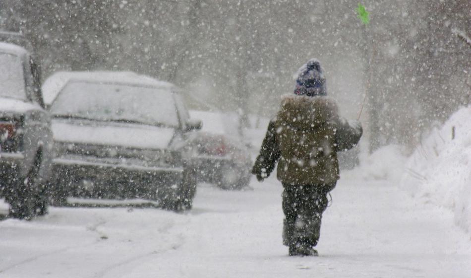 Voznik avtobusa otroka v hudem mrazu pustil ob cesti