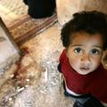 Palestinski deček v hiši, poškodovani v izraelskih napadih