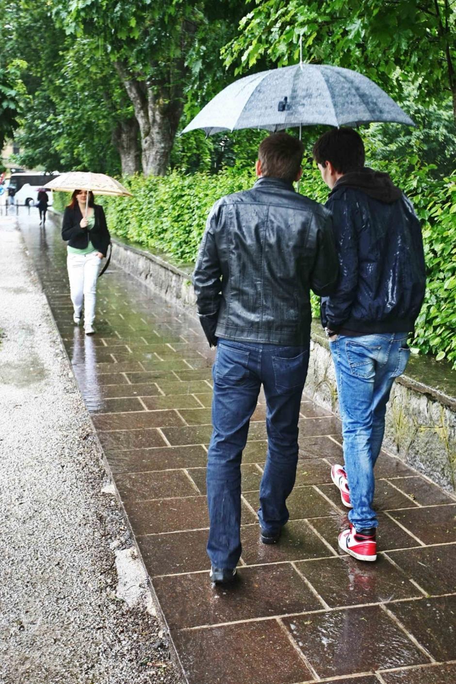 Slovenija 30.05.2013 dez, dezniki, ljudje se sprehajajo po dezevni ulicah Ljublj | Avtor: Saša Despot