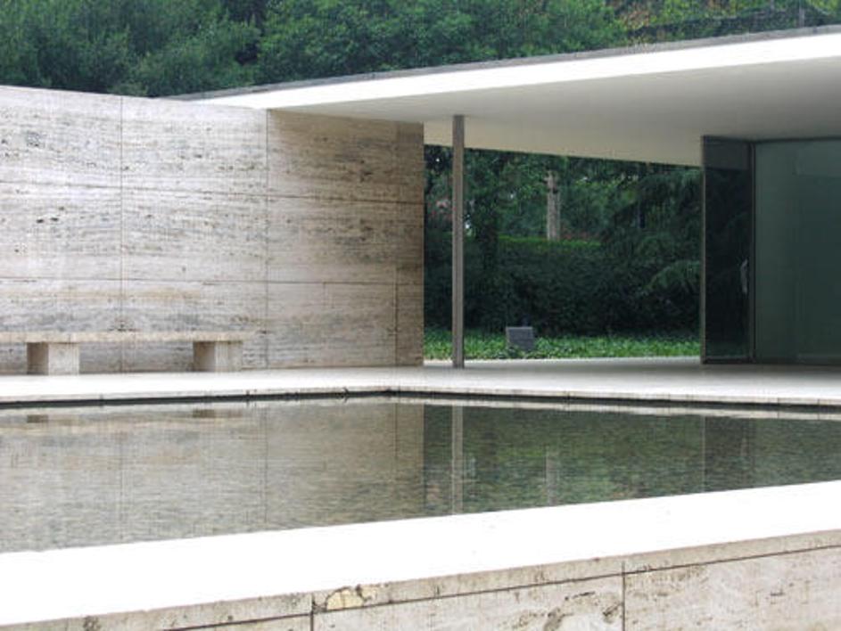 Ludwig Mies van der Rohe je na začetku dvajsetega stoletja z nemškim paviljonom 