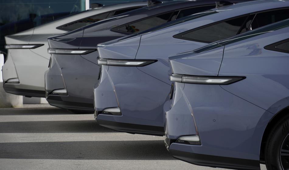 Lexus ES je povsem nov: vozili smo ga